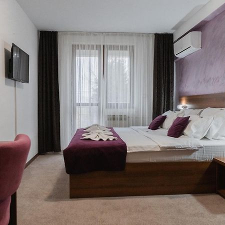Hotel Damis Pale Bagian luar foto
