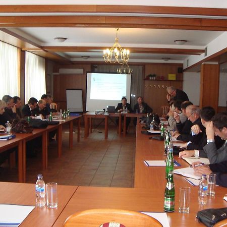 Hotel Damis Pale Bagian luar foto