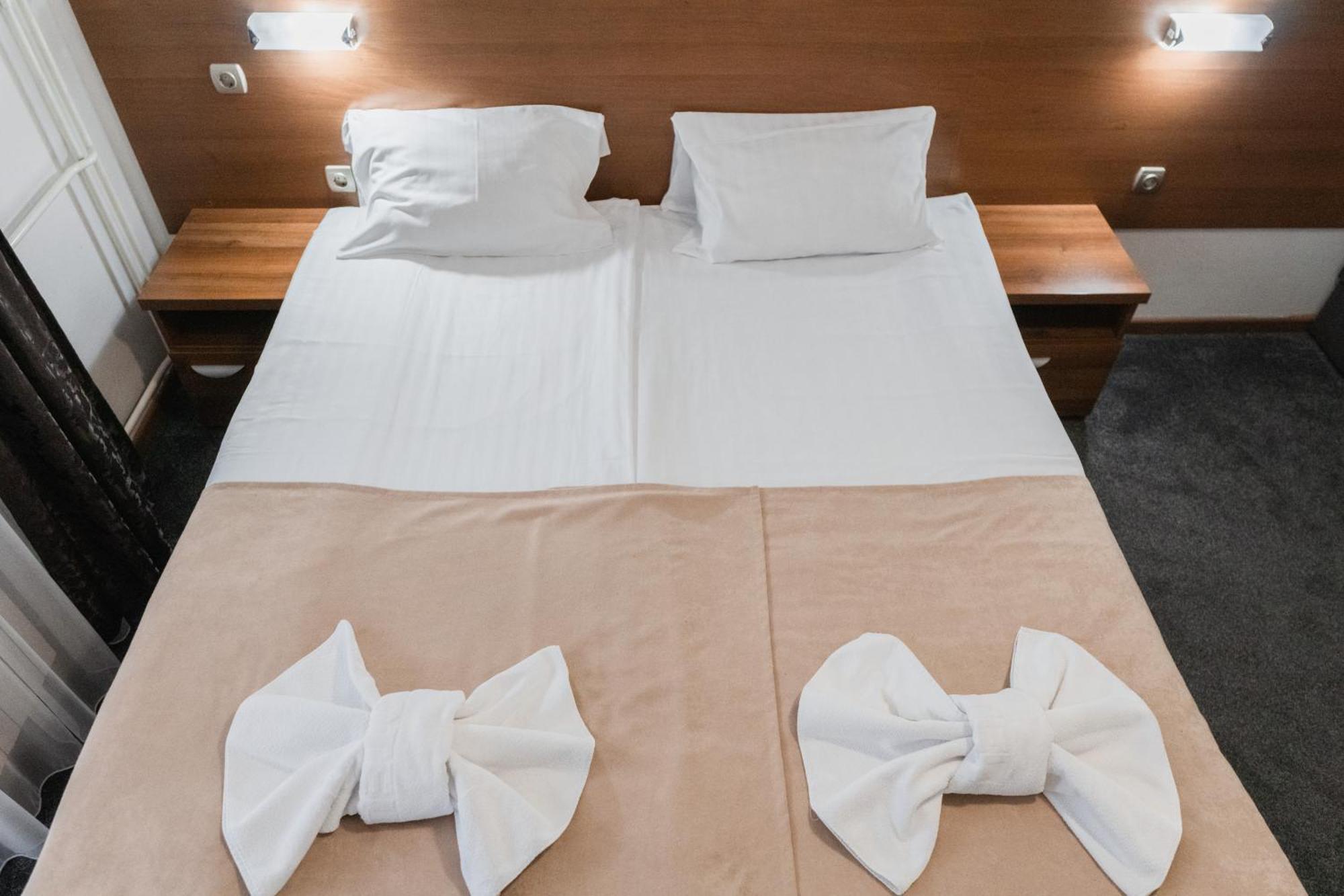 Hotel Damis Pale Bagian luar foto