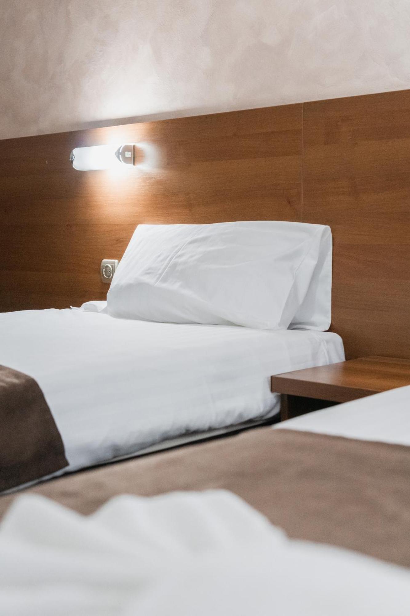 Hotel Damis Pale Bagian luar foto