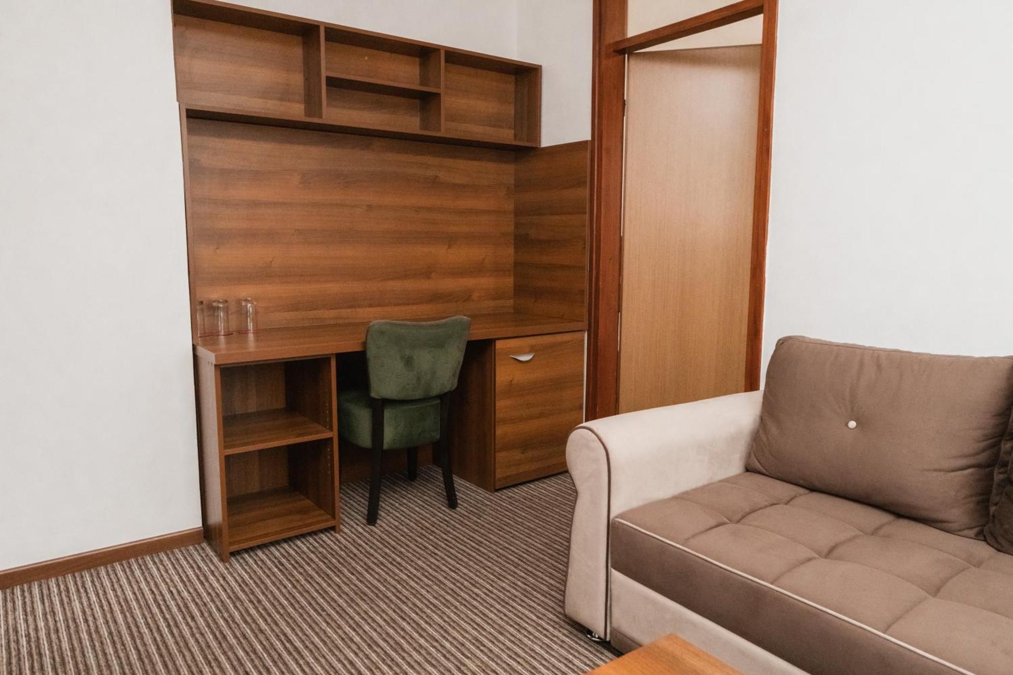 Hotel Damis Pale Bagian luar foto