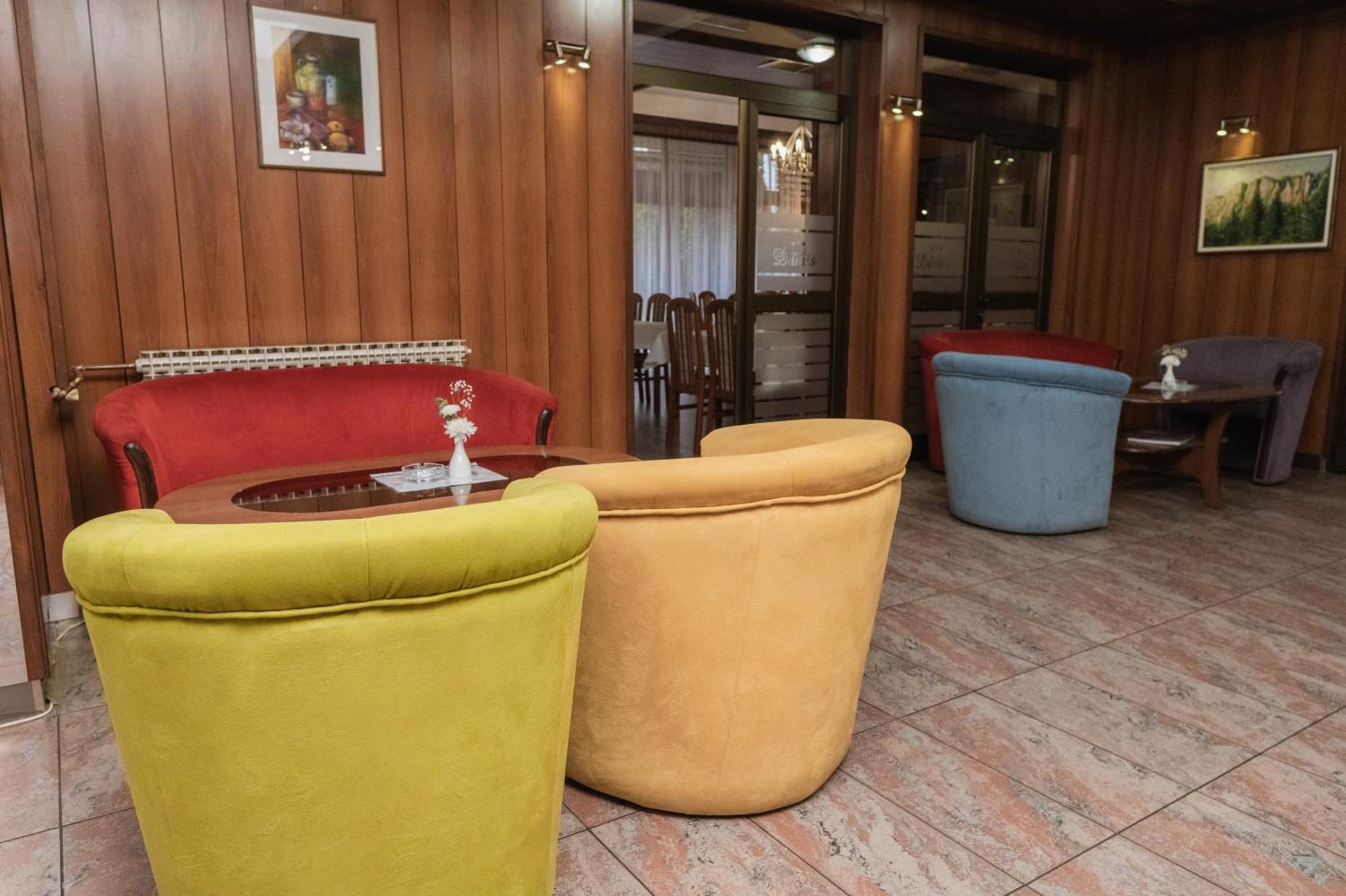 Hotel Damis Pale Bagian luar foto