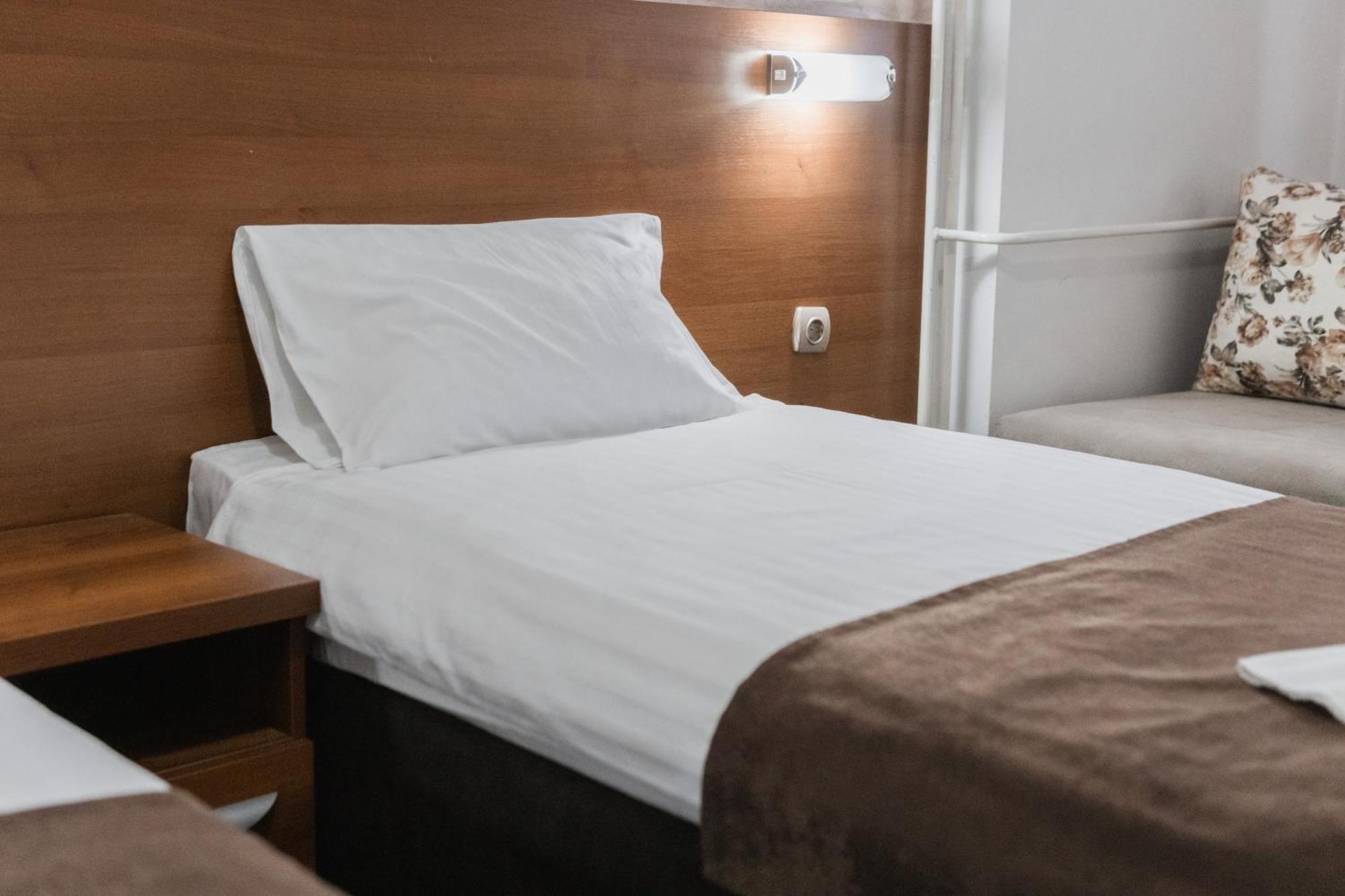 Hotel Damis Pale Bagian luar foto