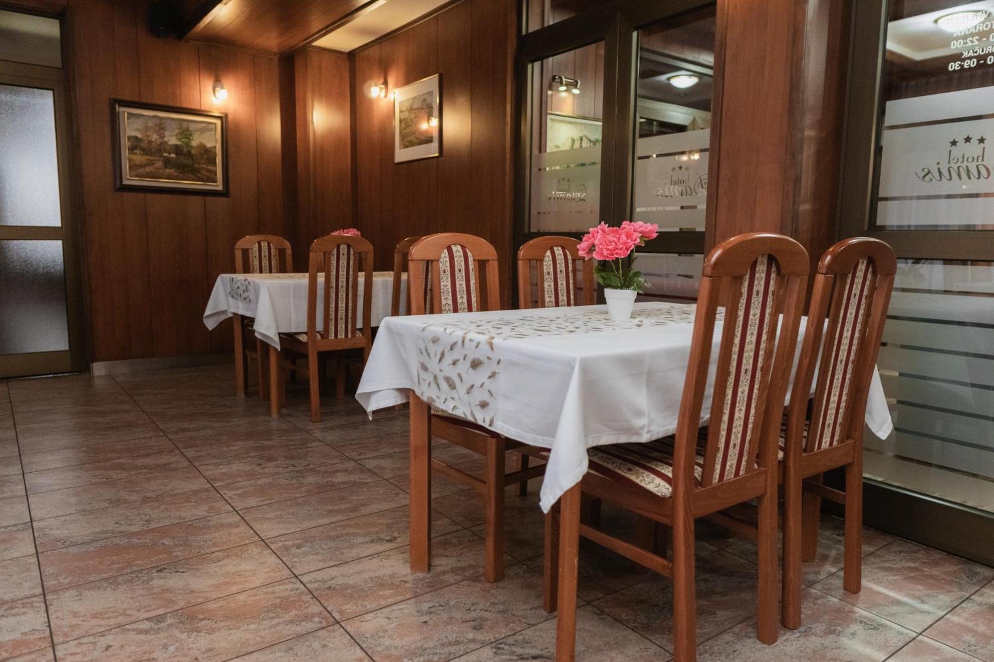 Hotel Damis Pale Bagian luar foto