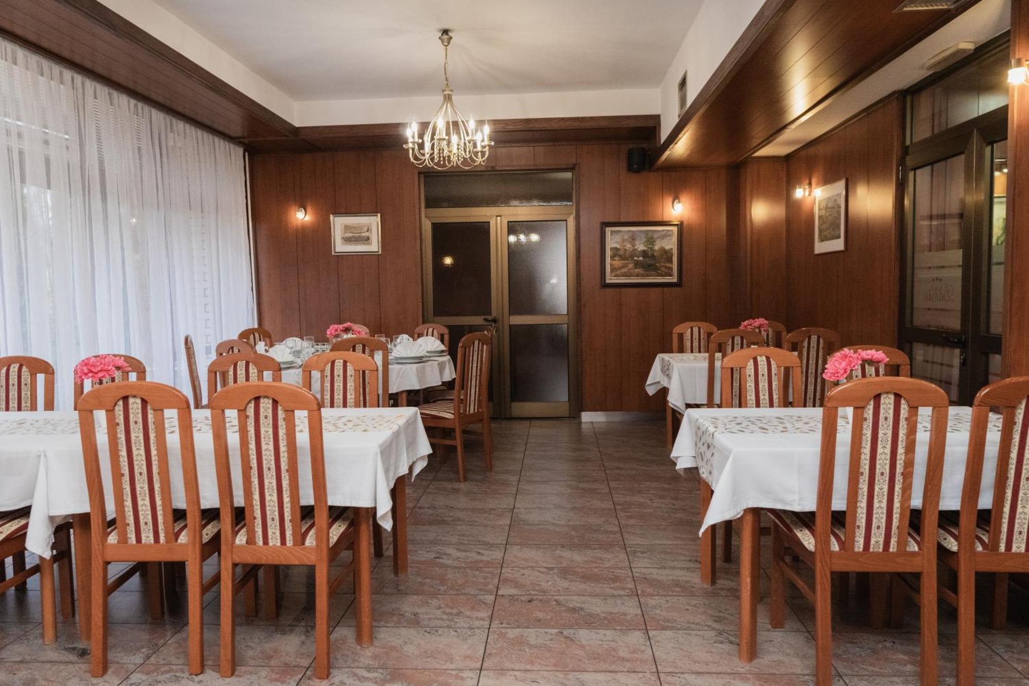 Hotel Damis Pale Bagian luar foto