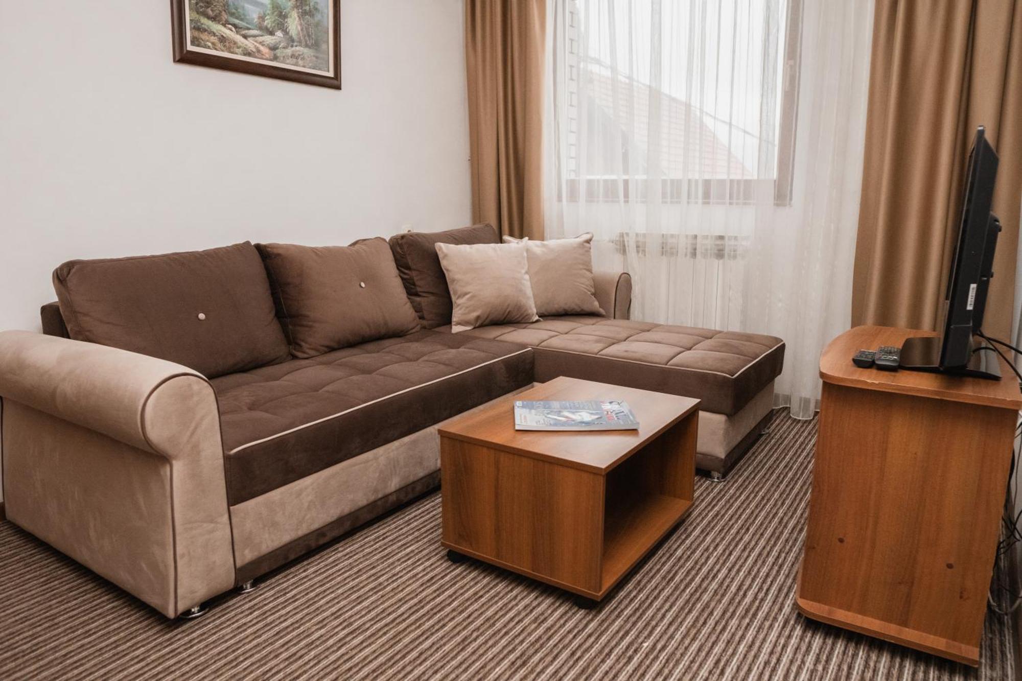 Hotel Damis Pale Bagian luar foto