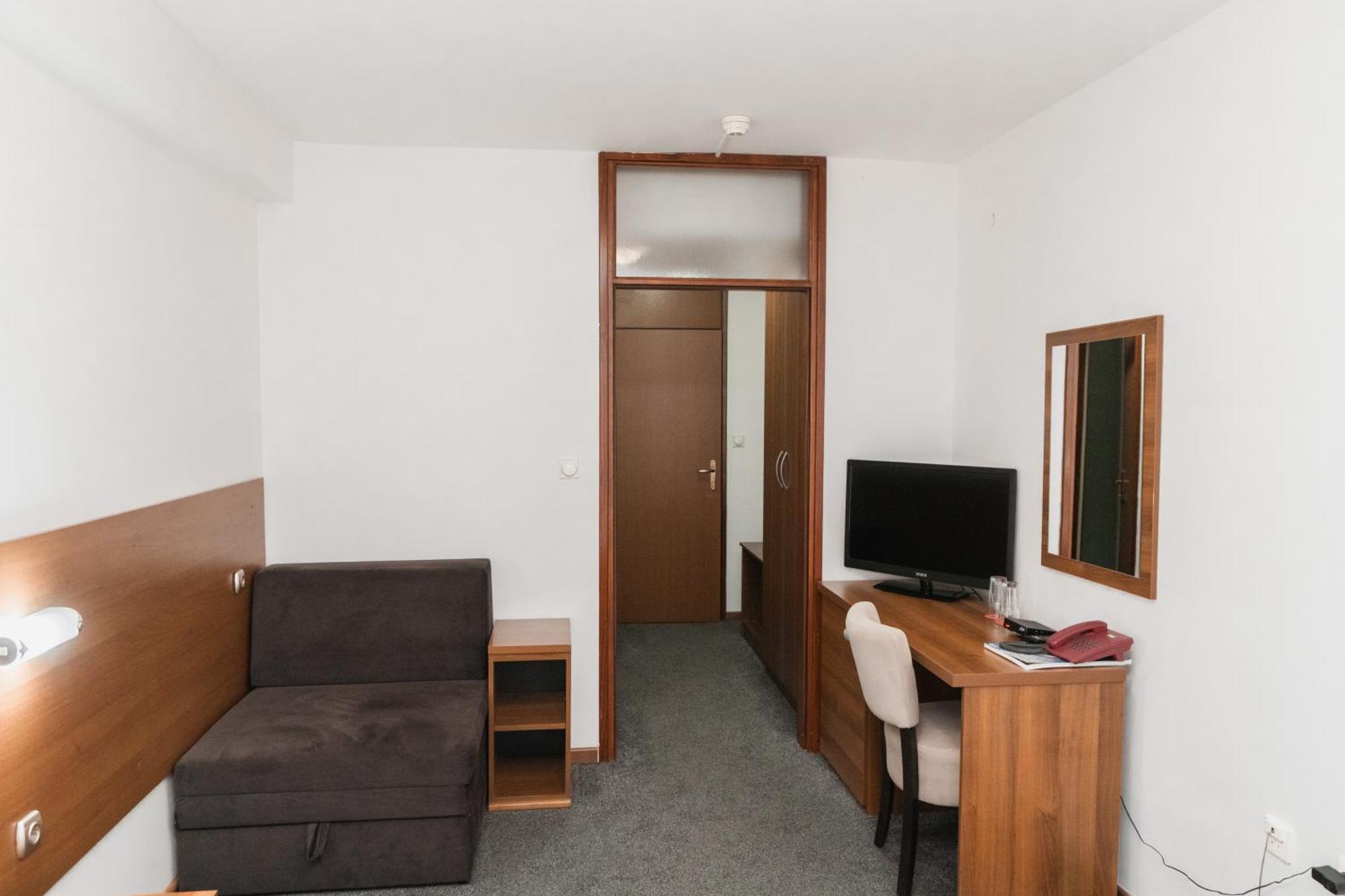 Hotel Damis Pale Bagian luar foto