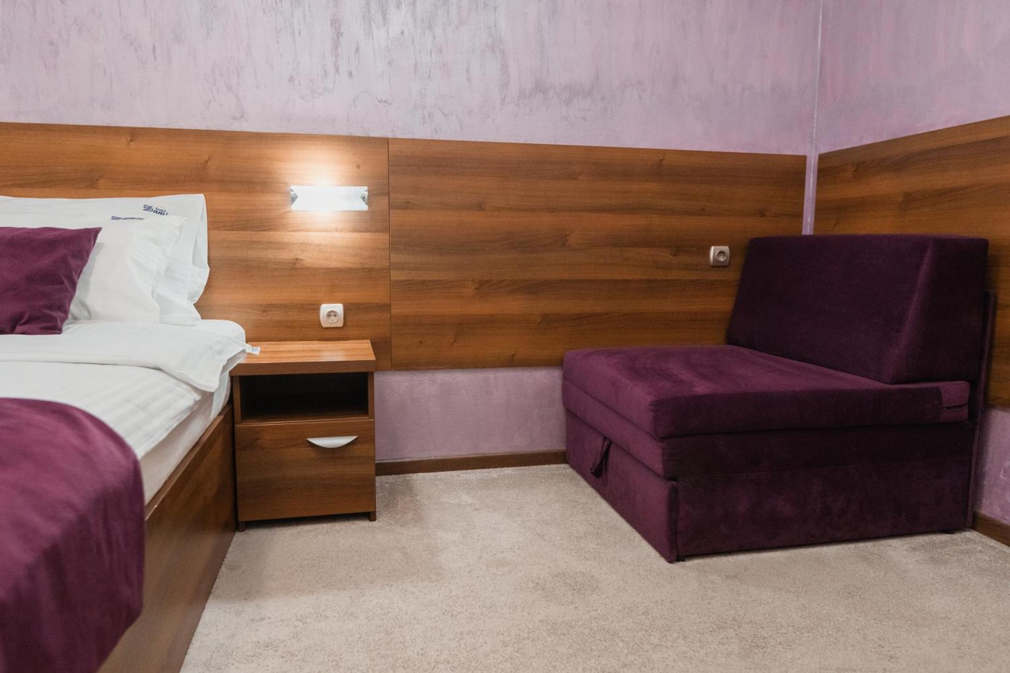 Hotel Damis Pale Bagian luar foto