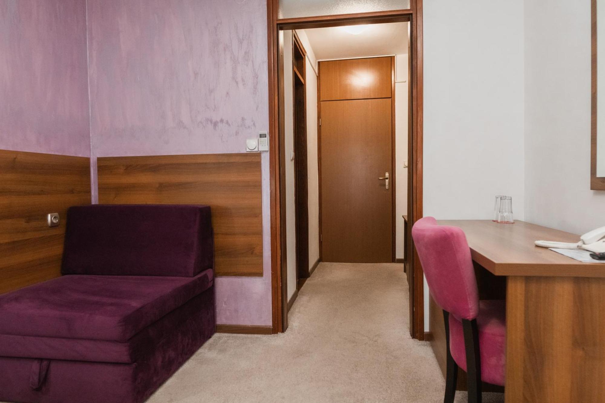 Hotel Damis Pale Bagian luar foto