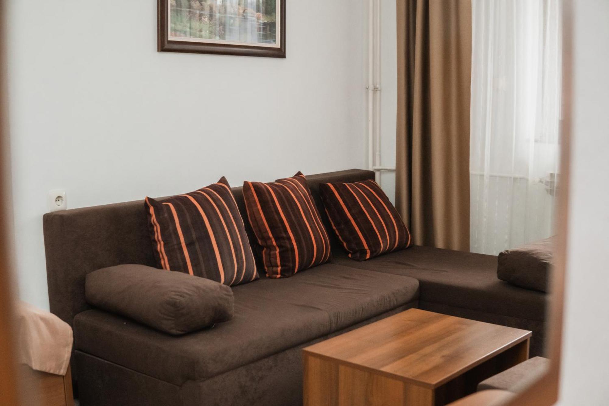 Hotel Damis Pale Bagian luar foto