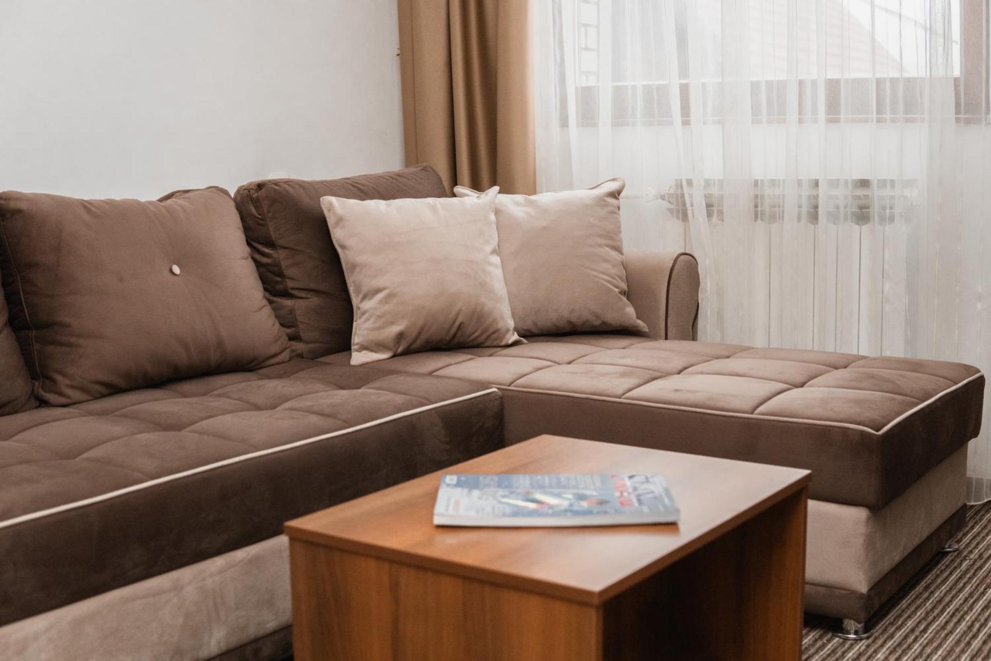 Hotel Damis Pale Bagian luar foto