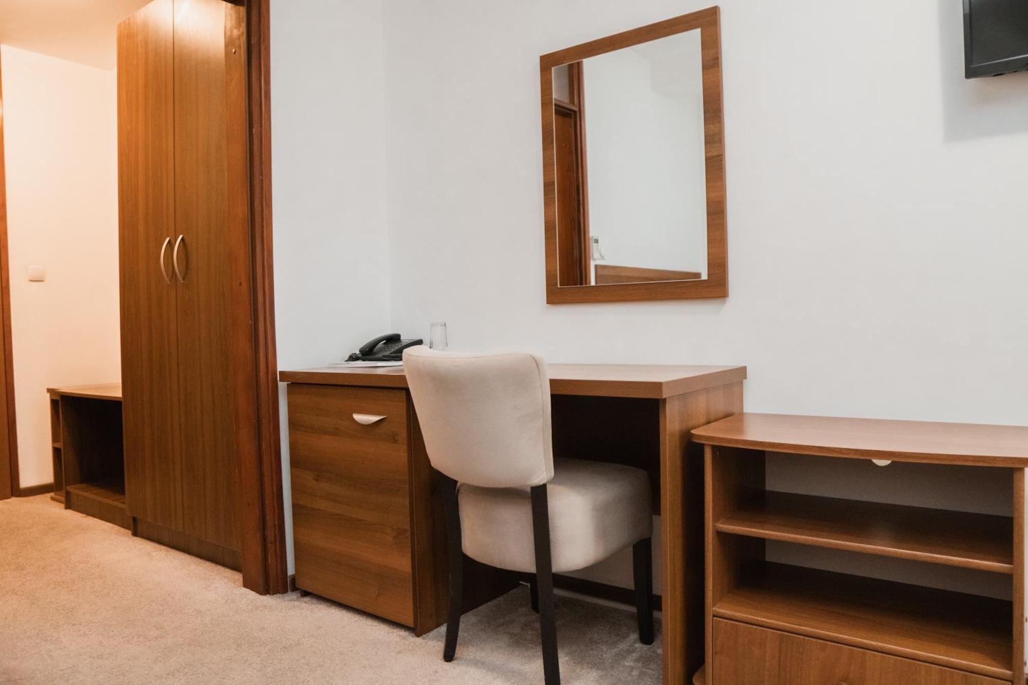 Hotel Damis Pale Bagian luar foto