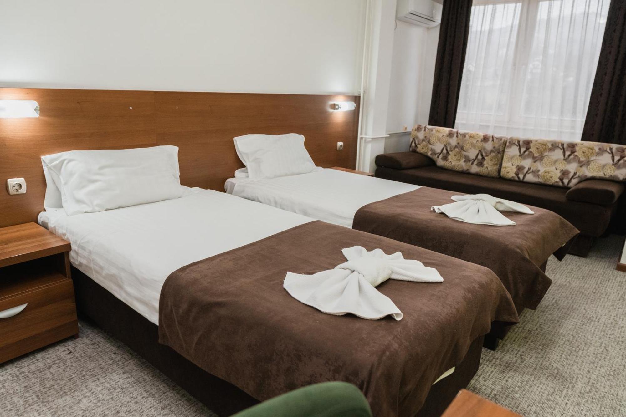 Hotel Damis Pale Bagian luar foto