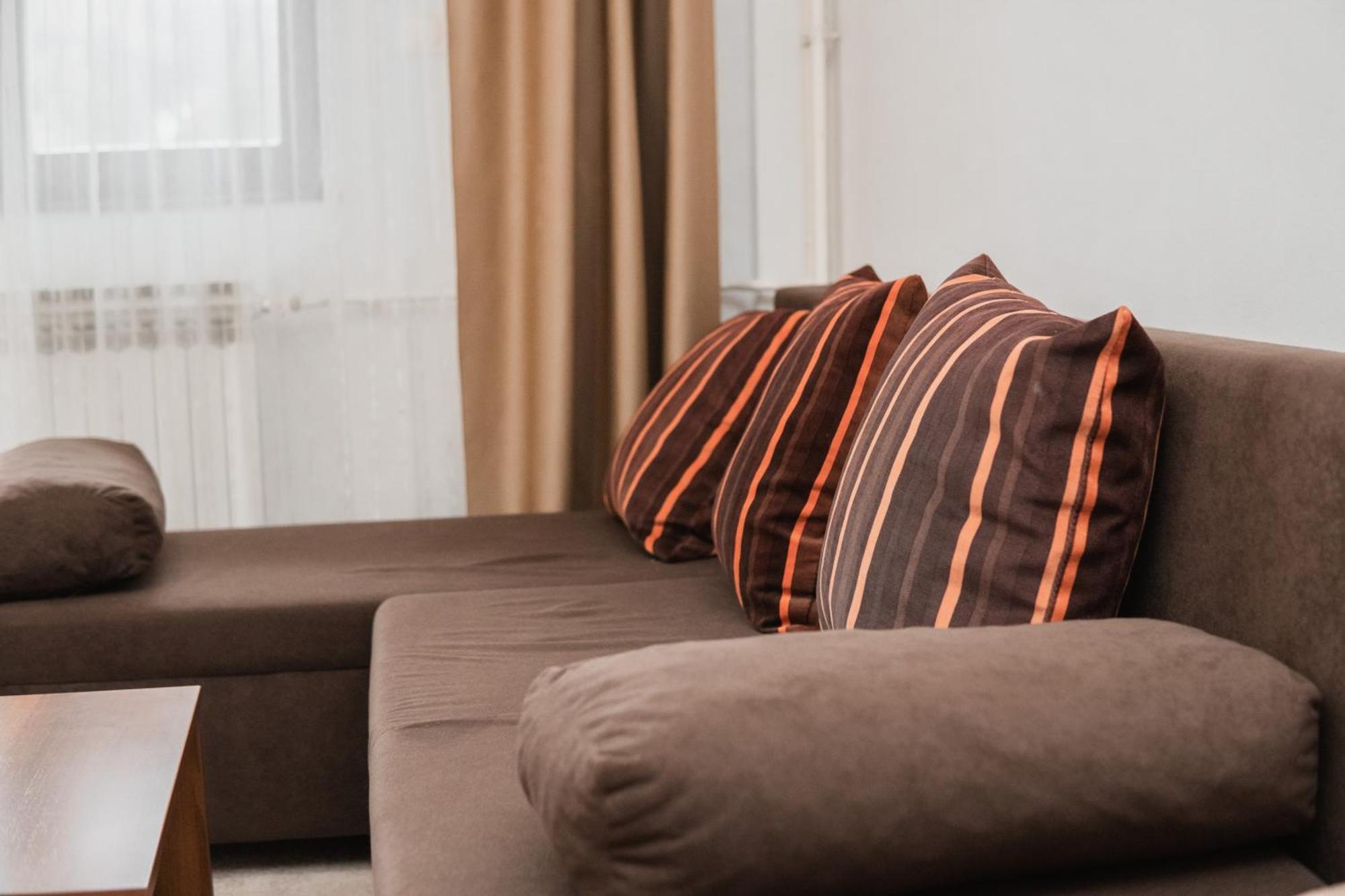 Hotel Damis Pale Bagian luar foto