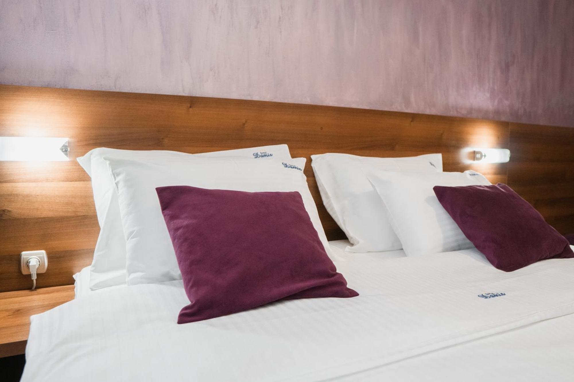 Hotel Damis Pale Bagian luar foto