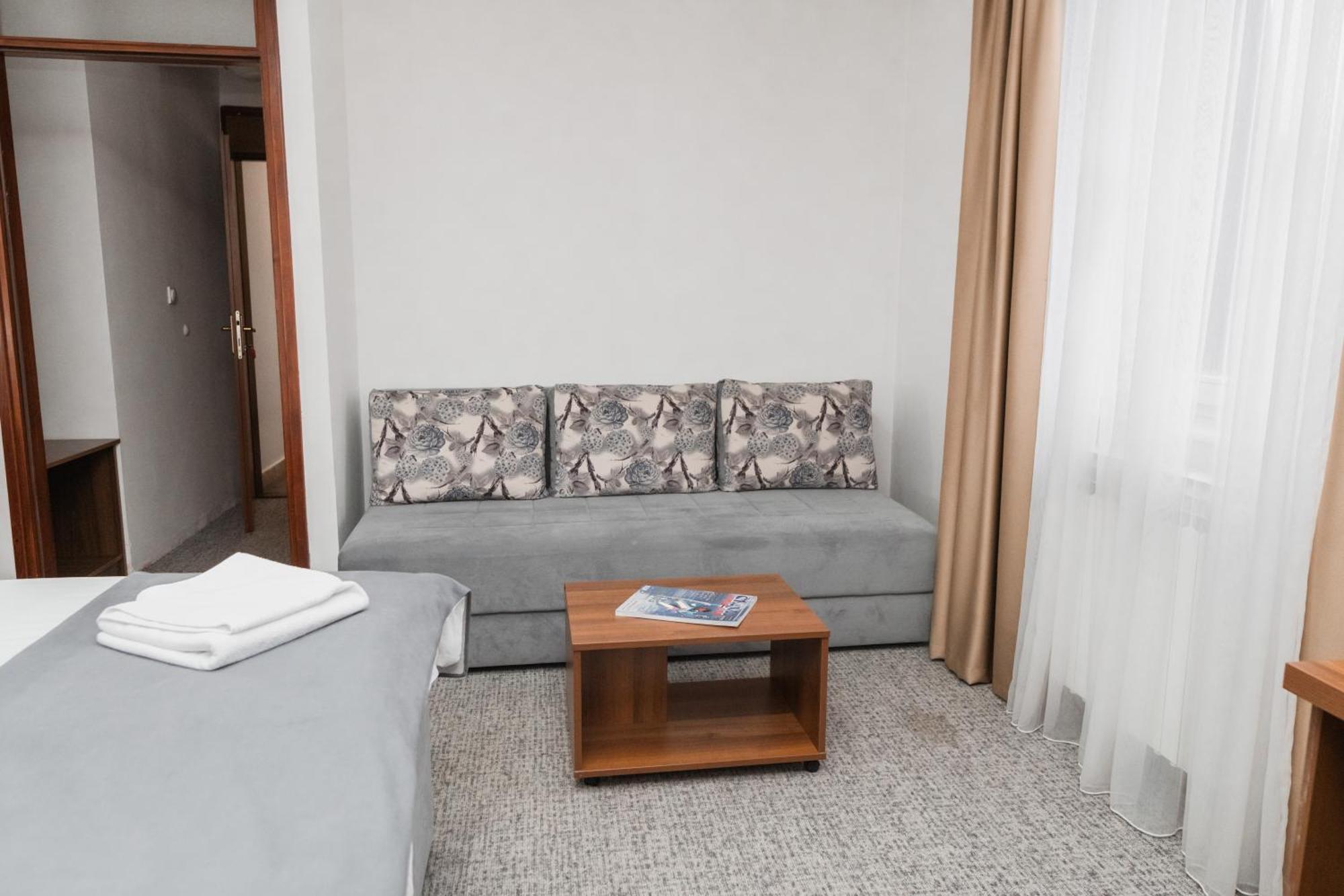 Hotel Damis Pale Bagian luar foto