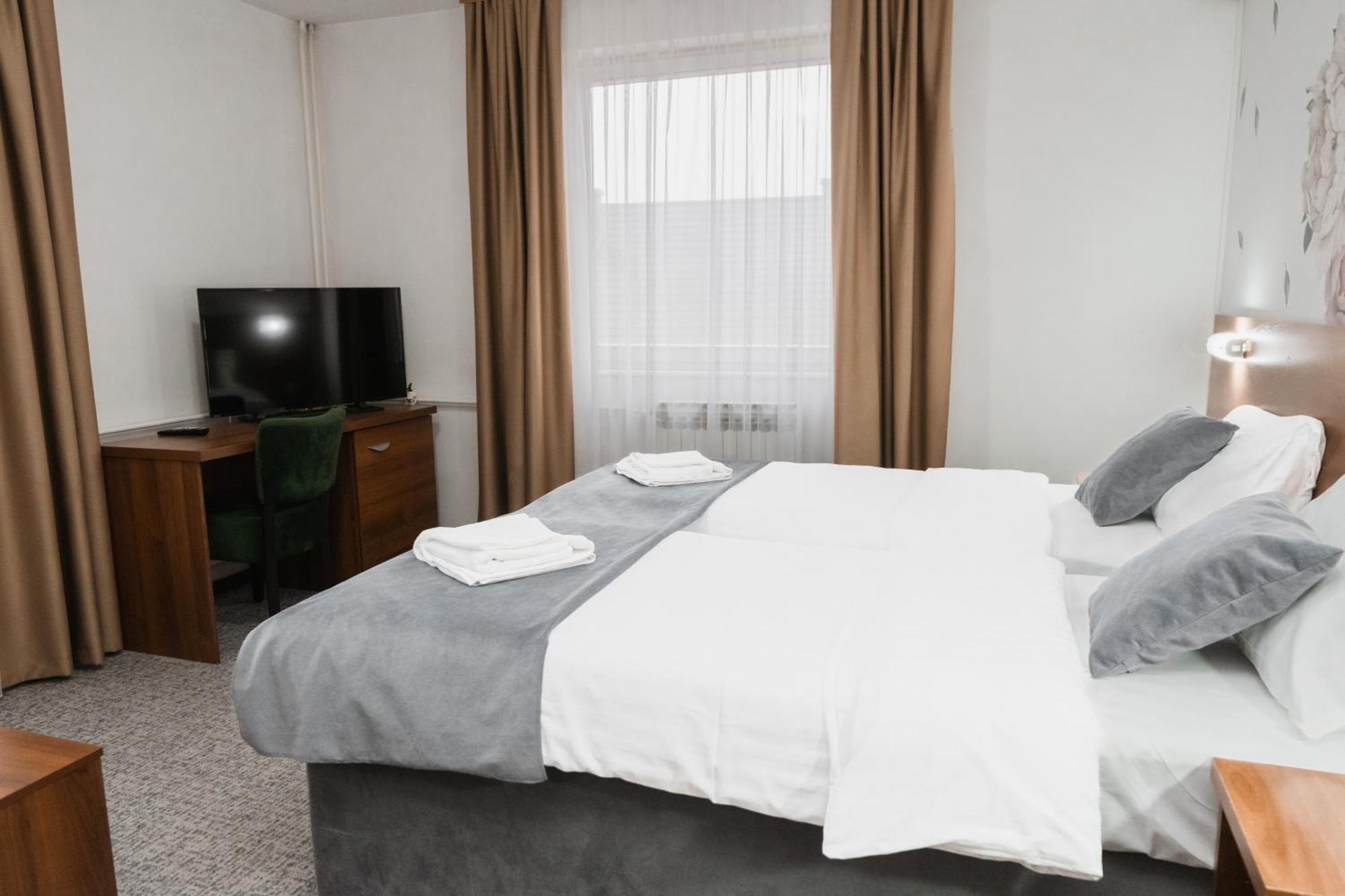 Hotel Damis Pale Bagian luar foto
