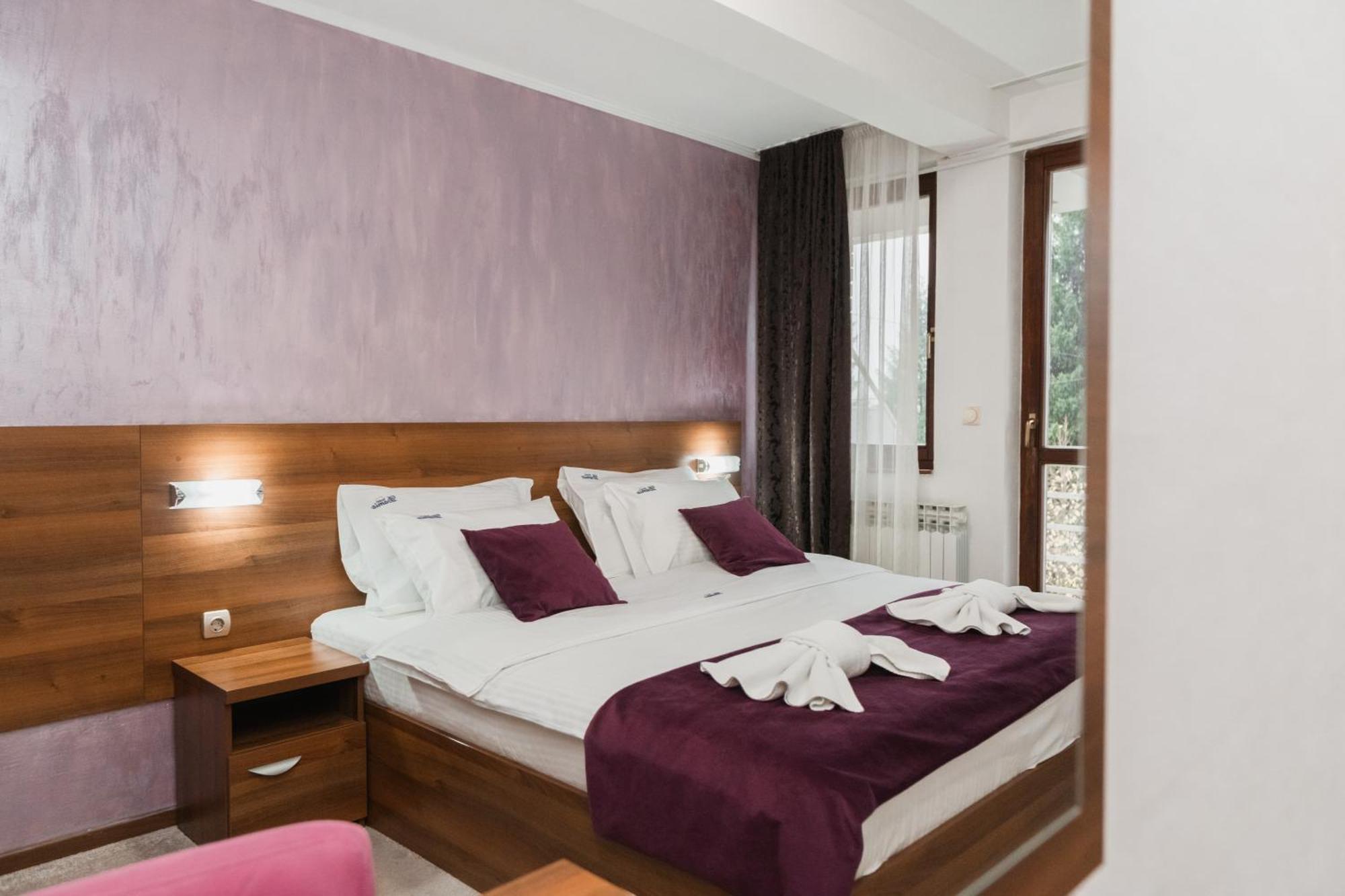 Hotel Damis Pale Bagian luar foto
