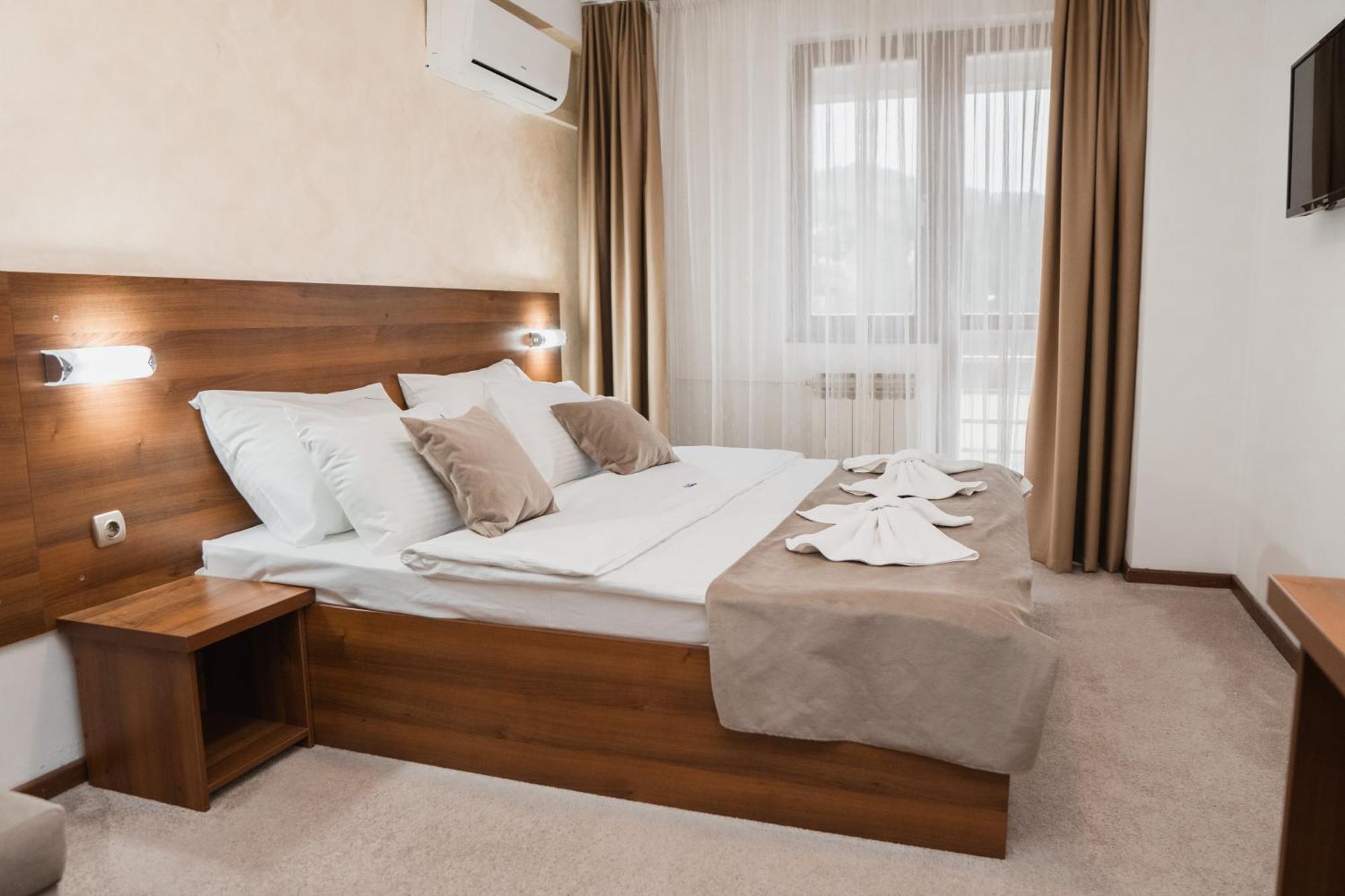 Hotel Damis Pale Bagian luar foto
