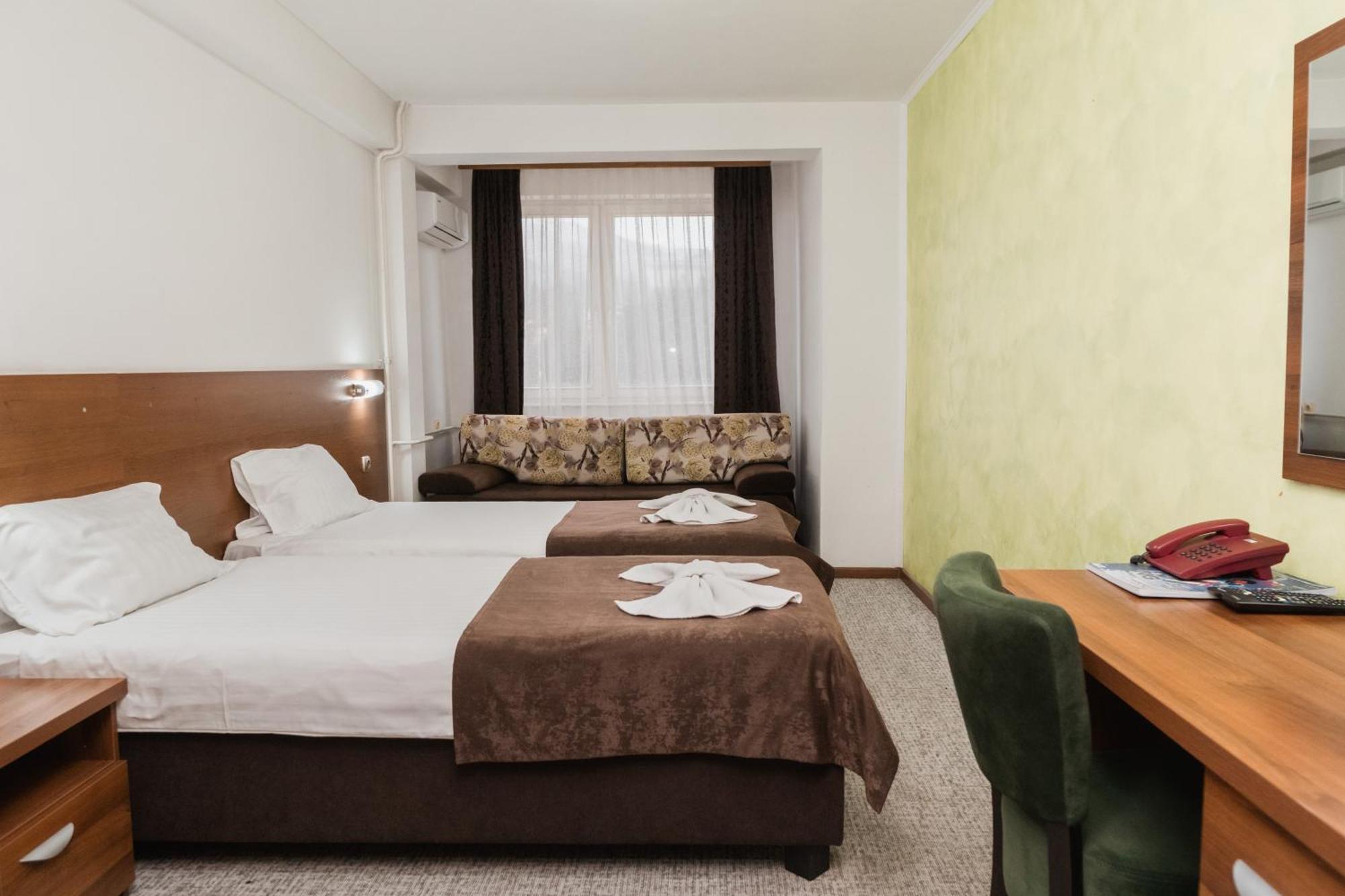 Hotel Damis Pale Bagian luar foto