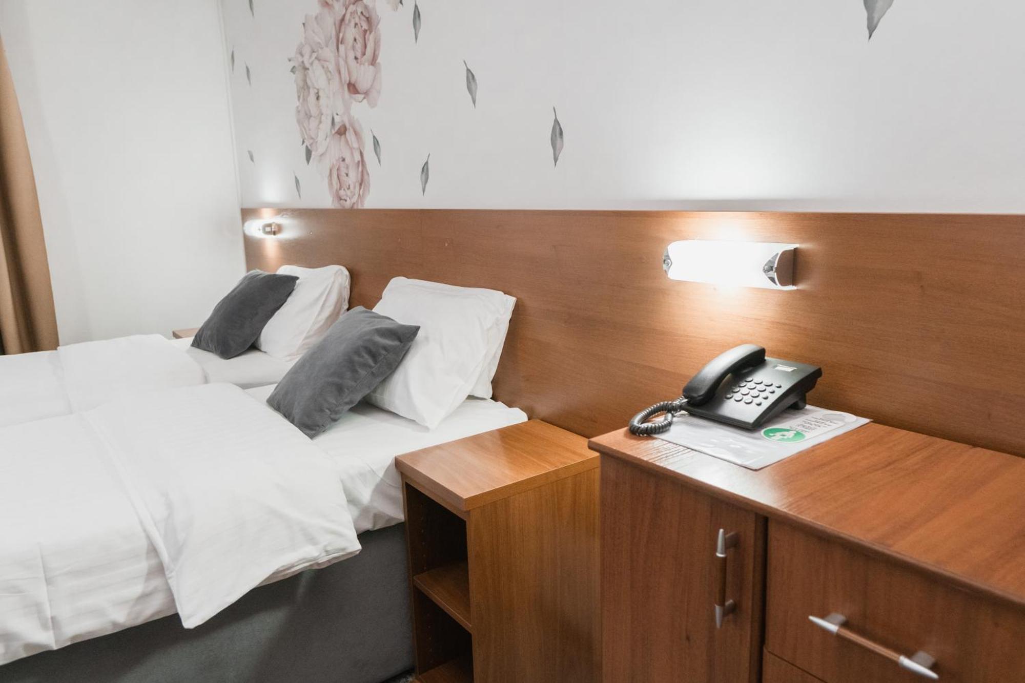 Hotel Damis Pale Bagian luar foto