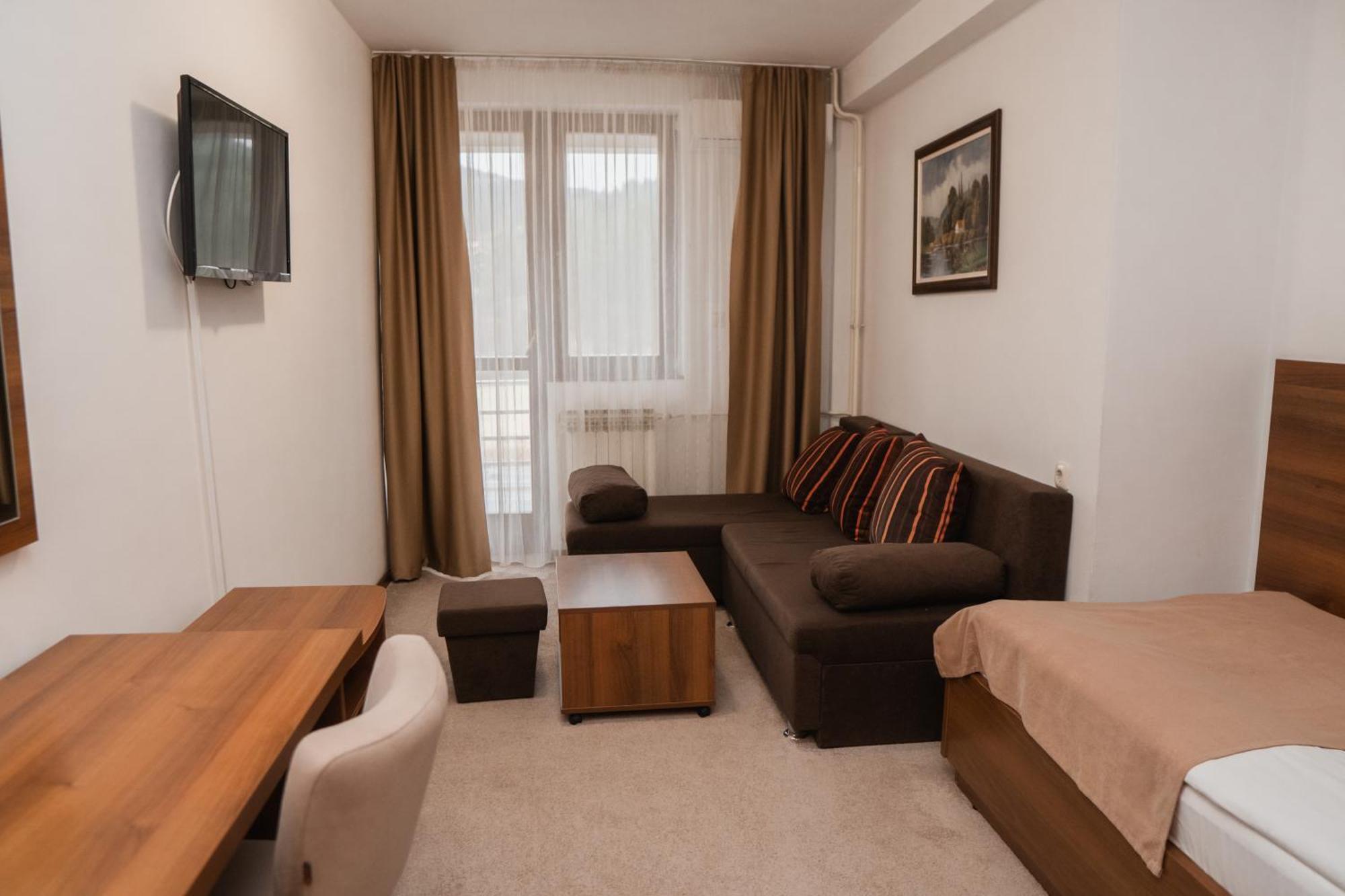 Hotel Damis Pale Bagian luar foto