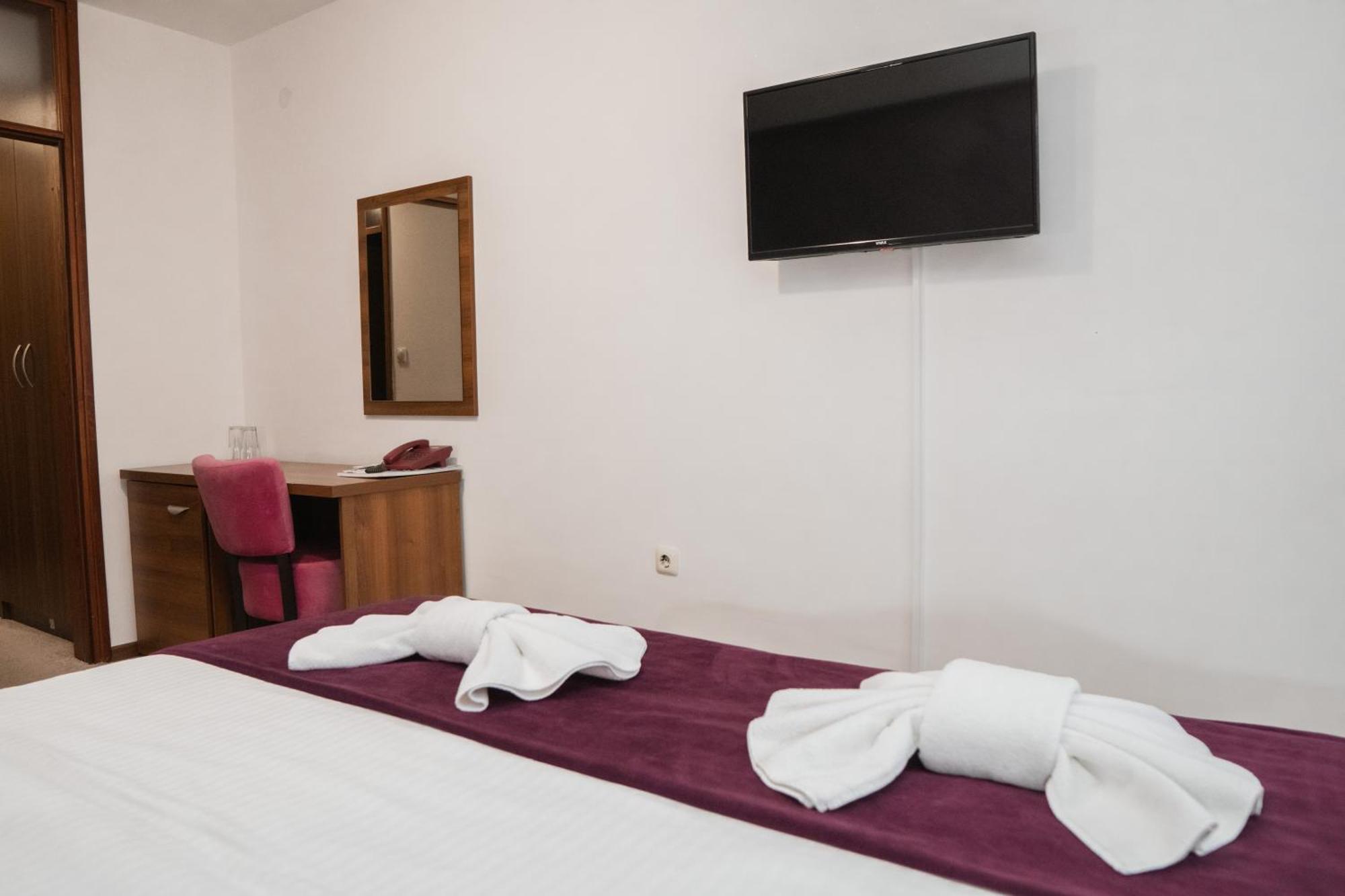 Hotel Damis Pale Bagian luar foto