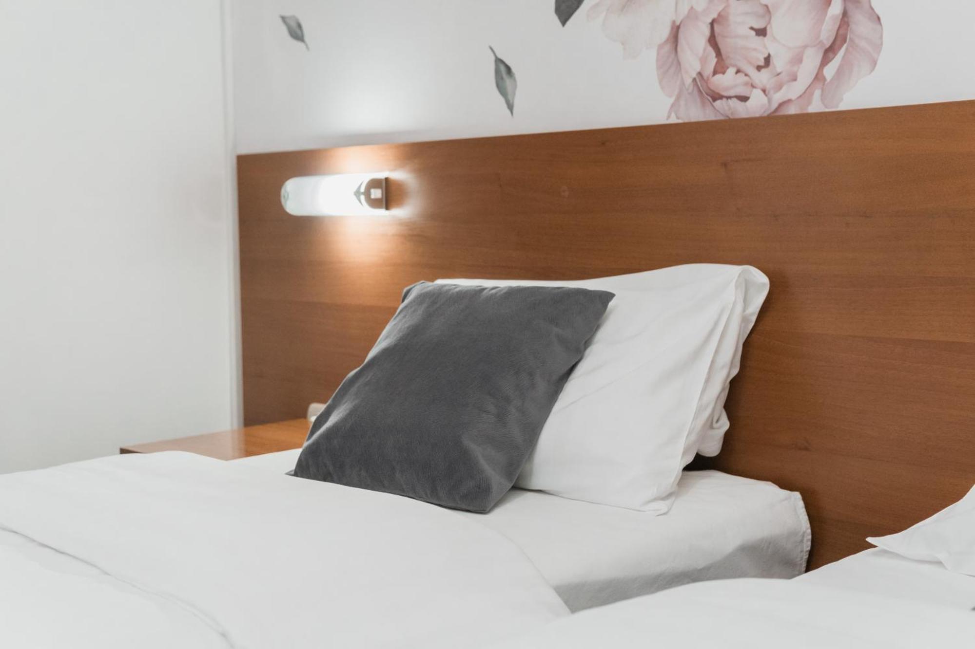 Hotel Damis Pale Bagian luar foto
