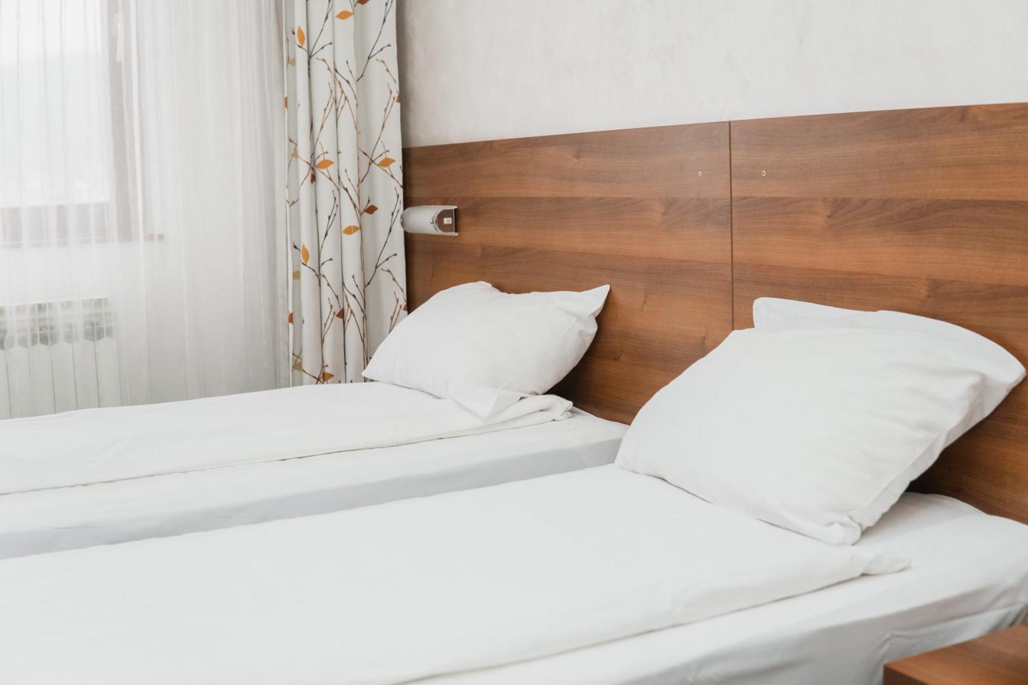 Hotel Damis Pale Bagian luar foto