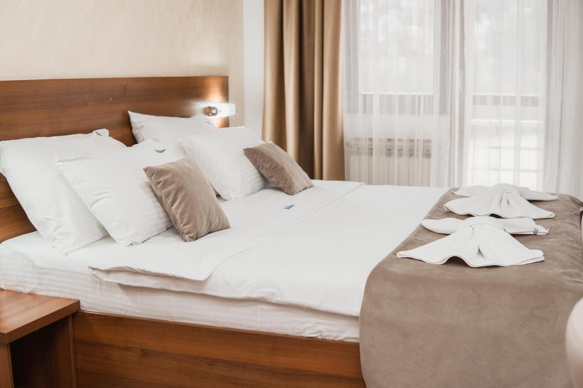 Hotel Damis Pale Bagian luar foto