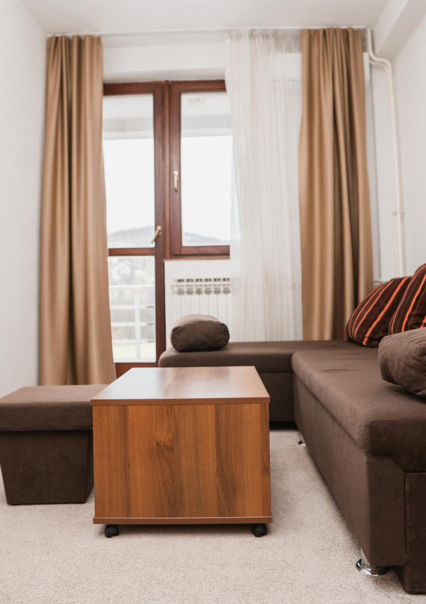 Hotel Damis Pale Bagian luar foto