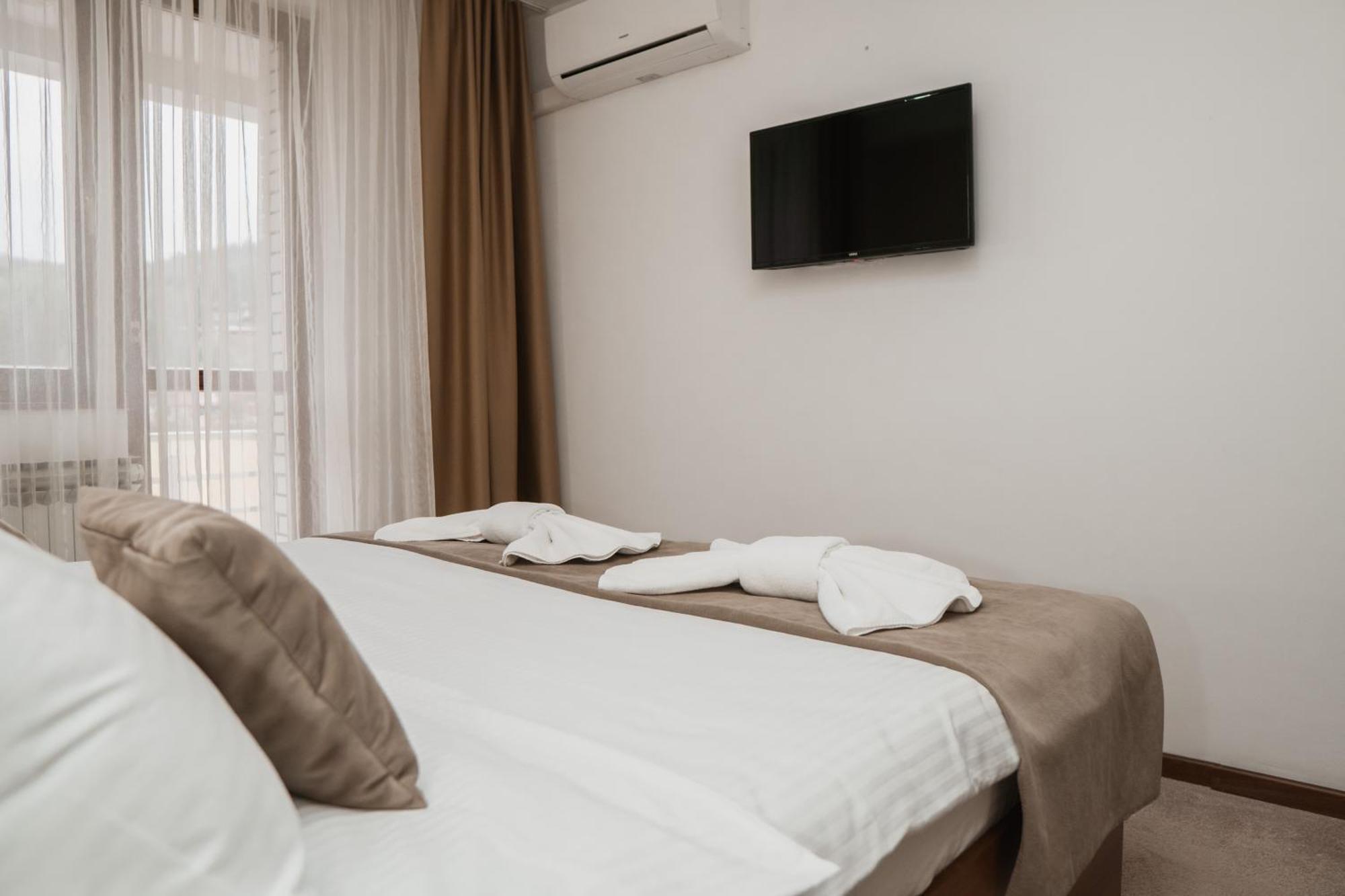Hotel Damis Pale Bagian luar foto